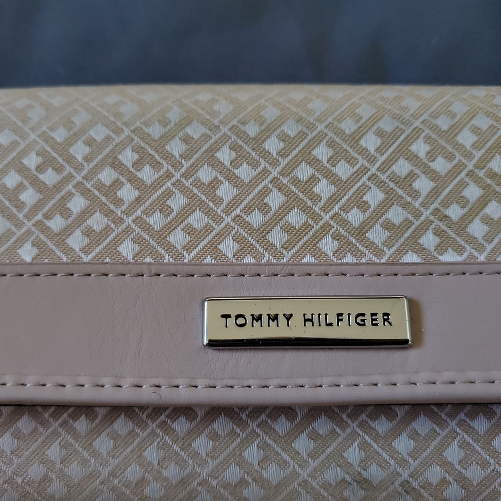 Tommy Hilfiger Blush Beige Monogram Trifold Wallet Checkbook Snap Closure - Picture 7 of 7
